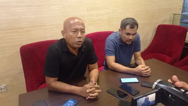 Polisi mencabut plang di sengketa lahan PT Golden Kolaka Utara.(Liputan6.com/Ahmad Akbar Fua)