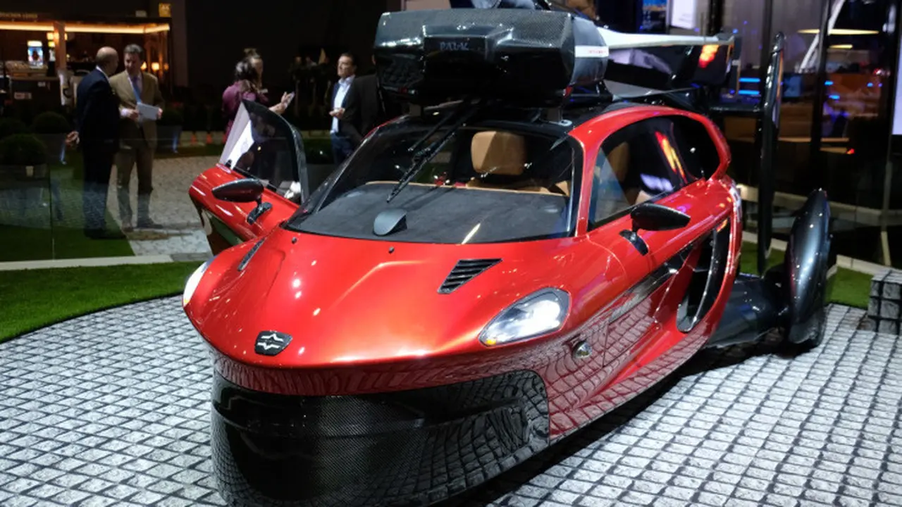 Pal-V, mobil terbang komersial pertama di dunia, dipamerkan di Geneva Motor Show 2018 (Darrel Ethan/AP)