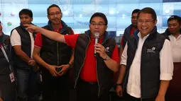 Direktur Utama Telkom Indonesia Alex J. Sinaga memberi keterangan terkait kerusakan Satelit Telkom 1 saat mengunjung  Center Service Recovery Satelit Telkom 1 di Gedung Merah Putih Telkom, Jakarta, Selasa (5/9). (Liputan6.com/Angga Yuniar) 