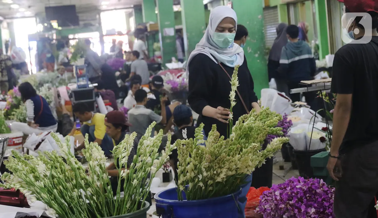 Warga memilih bunga potong untuk hiasan Lebaran di Rawa Belong, Jakarta Barat, Rabu (12/5/2021). Menyambut Hari Raya Idul Fitri 1442 H, banyak warga memburu bunga potong untuk menghias rumah. (Liputan6.com/Angga Yuniar)
