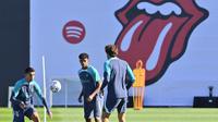 Pemain Barcelona melakukan latihan jelang pertandingan melawan Shakhtar Donetsk pada matchday ketiga grup H Liga Champions (AFP)