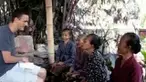 Sang bule dan nenek tersebut saling merasa asing dengan bahasa masing-masing.