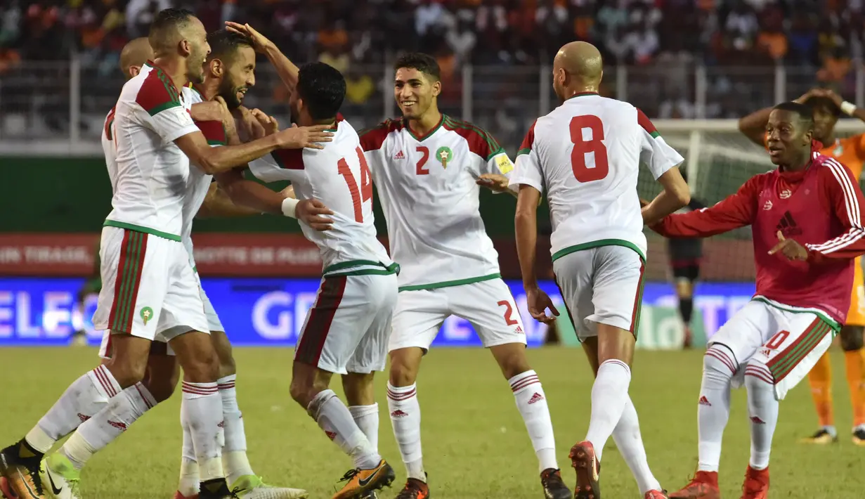 Para pemain Maroko merayakan kemenangan atas Pantai Gading pada Kualifikasi Piala Dunia 2018 di Stadion Félix Houphouët-Boigny, Abidjan, Sabtu (11/11/2017). Pantai Gading kalah 0-2 dari Maroko. (AFP/Issouf Sanogo)