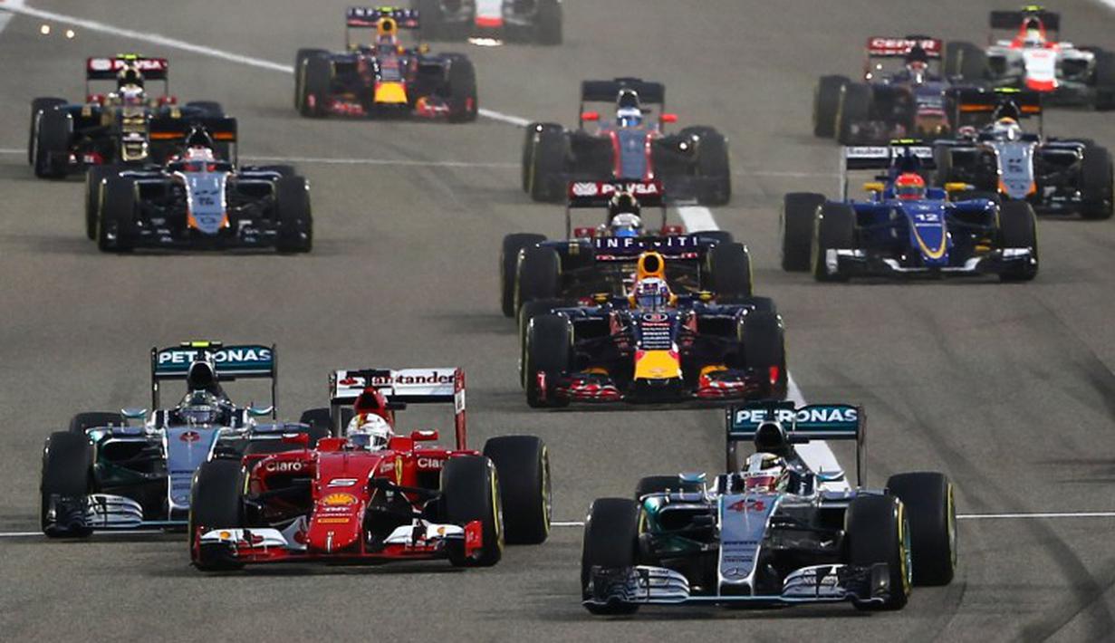 Dua pebalap Mercedes selalu berada di tiga besar selama lomba. (photo by AFP/MARWAN NAAMANI)