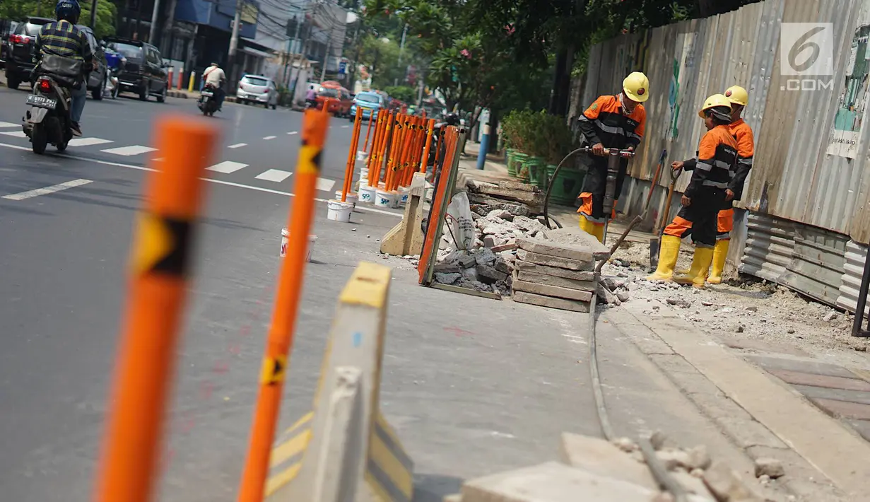 Aktivitas pekerja membongkar jalur pejalan kaki (trotoar) di Jalan Cikini Raya, Jakarta, Jumat (14/6/2019). Pemprov DKI bakal melakukan revitalisasi  trotoar di Jalan Cikini Raya dan Jalan Kramat Raya sepanjang 10 kilometer dengan anggaran sebesar Rp75 miliar. (Liputan6.com/Immanuel Antonius)