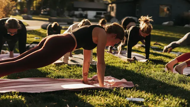 Gerakan yoga dapat memberikan manfaat fisik bagi fleksibilitas dan keseimbangan tubuh.