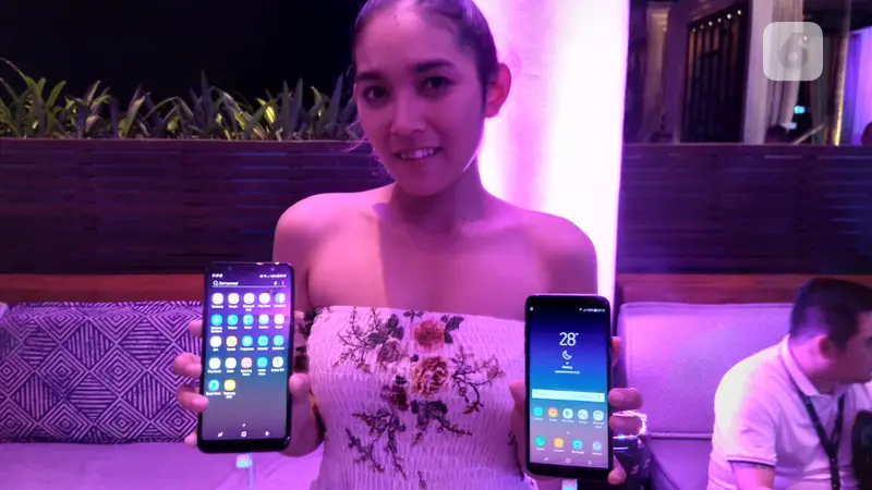 Samsung Galaxy A6 Plus (tangan kanan) dan Samsung Galaxy A6