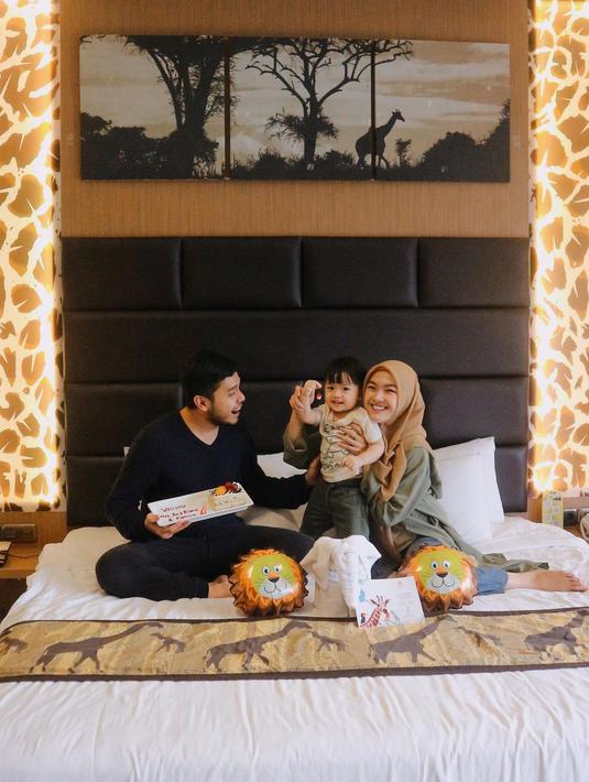 Pemeran Rinjani dalam sinetron Tukang Ojek Pengkolan secara sukarela meninggalkan sinetron demi menikmati momen sebagai sebagai ibu. Kini aktris 29 tahun ini banyak menghabiskan waktu bersama keluarga.
(instagram/anariana27)