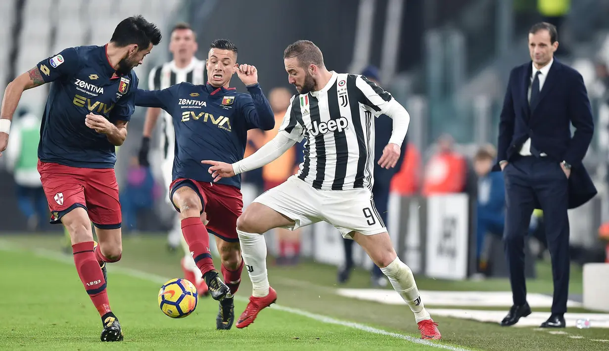 Pemain Juventus, Gonzalo Higuain (kanan) berusaha meleawati kepungan dua pemain Genoa pada lanjutan Serie A di Allianz stadium, Turin, (22/1/2018). Juventus menang tipis 1-0. (Alessandro Di Marco/ANSA via AP)