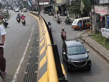 Pengendara Sepeda melintas di flyover Jalan Arif Rahman Hakim, Depok, Jawa Barat, Senin (22/10). Gubernur Jawa Barat Ridwan Kamil berjanji untuk memberikan hibah dua flyover kepada Pemerintah Kota Depok. (Liputan6.com/Immanuel Antonius)