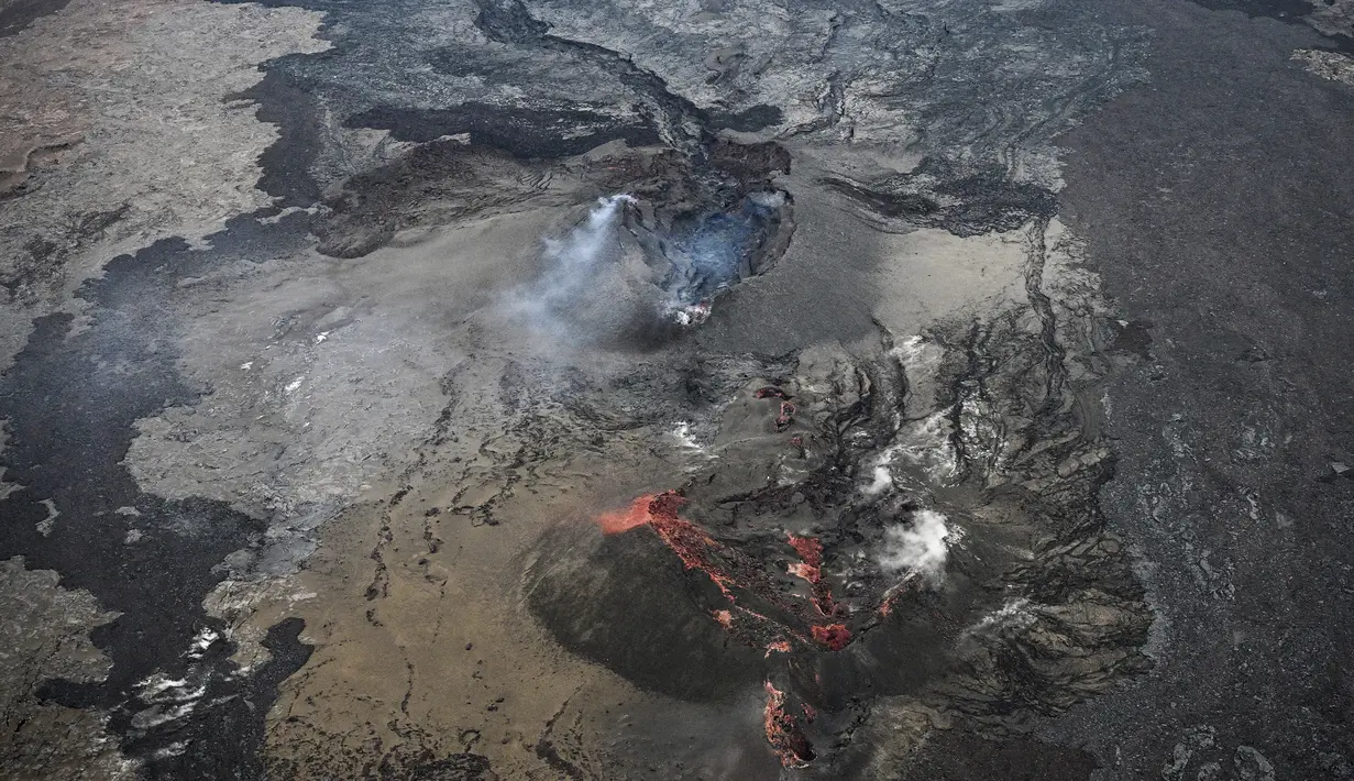 Gunung Api Mauna Loa terlihat dari udara dekat Kailua-Kona, Hawaii, Senin (12/12/2022). Observatorium Gunung Api Hawaii, menurunkan tingkat peringatan gunung berapi menjadi peringatan dari tingkat peringatan sebelumnya, dengan lava terbatas pada area kecil. (Robyn BECK / AFP)