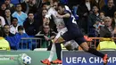 Pemain Real Madrid, Karim Benzema (kiri) mencoba melewati pemain Malmo, Felipe Carvalho pada lanjutan Liga Champions Grup A di Stadion Satiago Bernabeu, Rabu (9/12/2015) dini hari WIB. (AFP Photo/ Pierre-Philippe Marcou)