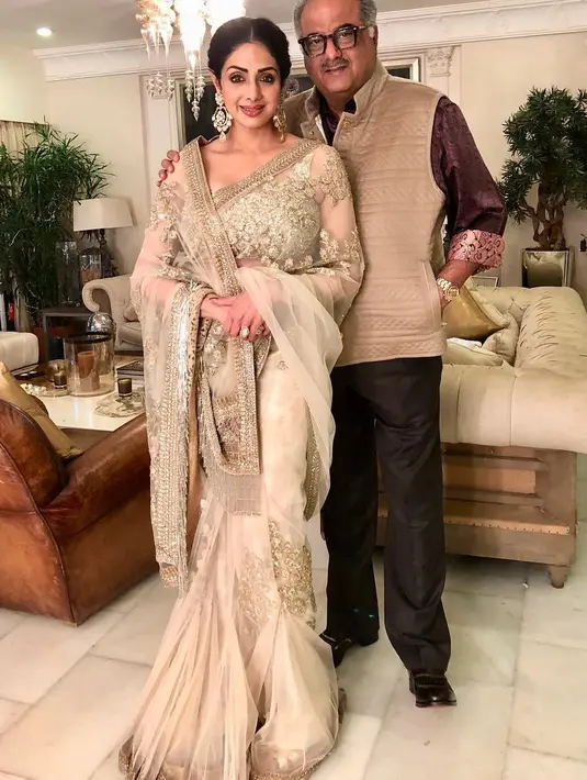 Kabar meninggalnya pemilik nama Shree Amma Yanger Ayyapan ini membuat gempar Bollywood. Sejumlah selebriti ternama Bollywood pun turut memberikan ucapan belasungkawa. (Foto: instagram.com/sridevi.kapoor)