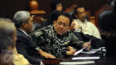 Ketua DPD RI, Irman Gusman saat menghadiri sidang di Gedung Mahkamah Konstitusi, Jakarta, Selasa (22/9/2015). Sidang beragendakan pengucapan putusan perkara DPD oleh Majelis Hakim Konstitusi. (Liputan6.com/HelmiFithriansyah)