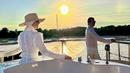 Dalam birthday trip ini, Syahrini tampil elegan bak bangsawan. Ia mengenakan gaun serba putih saat berpose di atas kapal yacht mewah. Senada dengan sang istri, Reino Barack juga tampil gagah dengan balutan kemeja dan celana pendek. Keduanya berfoto dengan latar belakang keindahan sunset. (Liputan6.com/IG/@princessyahrini)