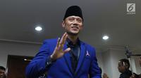Politisi Partai Demokrat, Agus Harimurti Yudhoyono saat masuk ruang pendaftaran bakal Capres/Cawapres Pemilu 2019 di Gedung KPU, Jakarta, Jumat (10/8). AHY mendampingi proses pendaftaran pasangan Prabowo/Sandi Uno. (Liputan6.com/Helmi Fithriansyah)