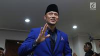 Politisi Partai Demokrat, Agus Harimurti Yudhoyono saat masuk ruang pendaftaran bakal Capres/Cawapres Pemilu 2019 di Gedung KPU, Jakarta, Jumat (10/8). AHY mendampingi proses pendaftaran pasangan Prabowo/Sandi Uno. (Liputan6.com/Helmi Fithriansyah)