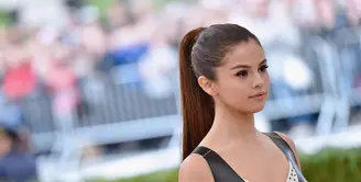 Mantan kekasih Justin Bieber, Selena Gomez memang selalu menarik di segala kesempatan. Termasuk ketika dirinya tiba di Jepang, penampilan kali ini dibilang mirip dengan istri John Lennon, Yoko Ono. (AFP/Bintang.com)