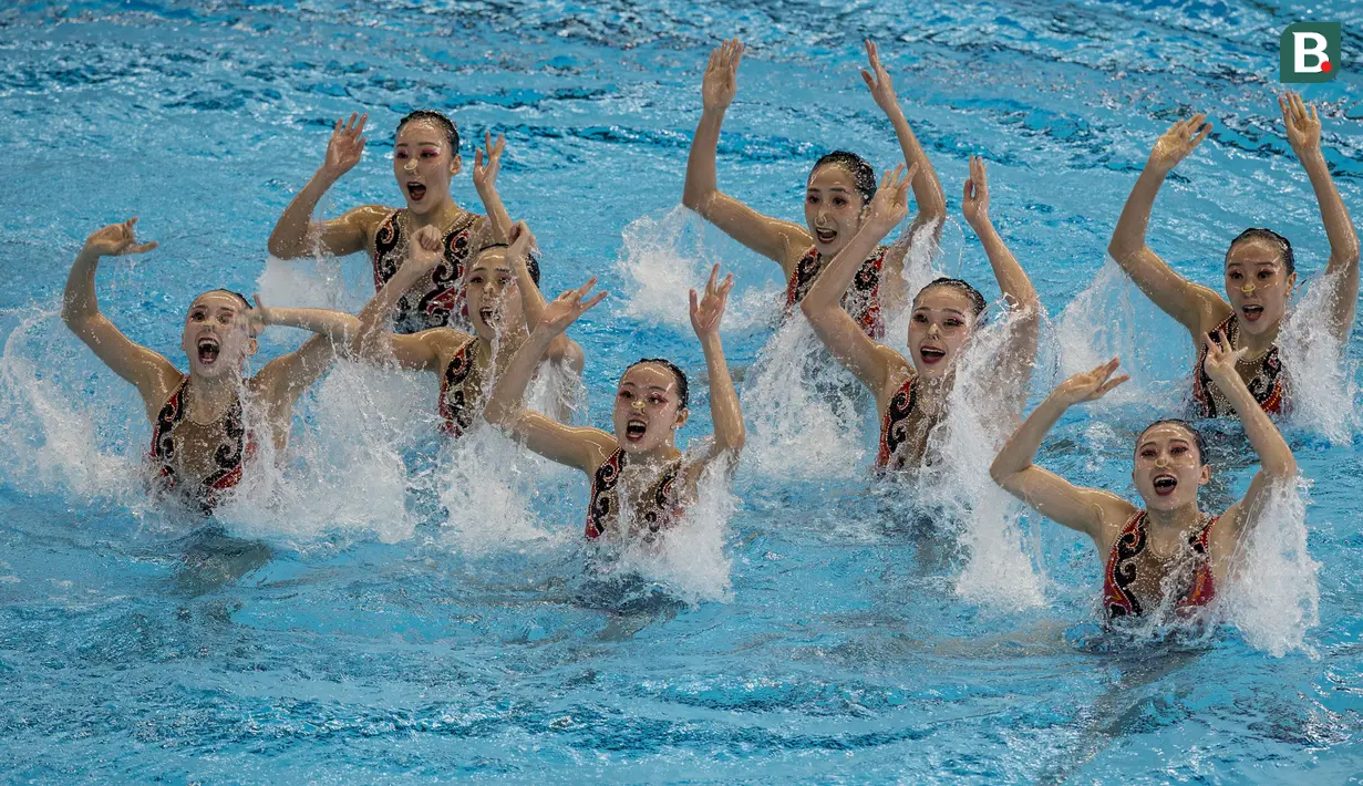 Para perenang China tampil pada nomor beregu cabang renang indah Asian Games XVIII di Stadion Aquatic Senayan, Jakarta, Rabu (29/8/2018). Tim China berhasil meraih medali emas. (Bola.com/Vitalis Yogi Trisna)