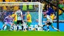 Pemain Argentina Lionel Messi (kanan) mencetak gol ke gawang Australia pada pertandingan sepak bola babak 16 besar Piala Dunia 2022 di Stadion Ahmad Bin Ali, Doha, Qatar, 3 Desember 2022. Argentina berhasil melaju ke babak perempat final Piala Dunia 2022 usai menyingkirkan Australia dengan skor 2-1. (AP Photo/Petr David Josek)