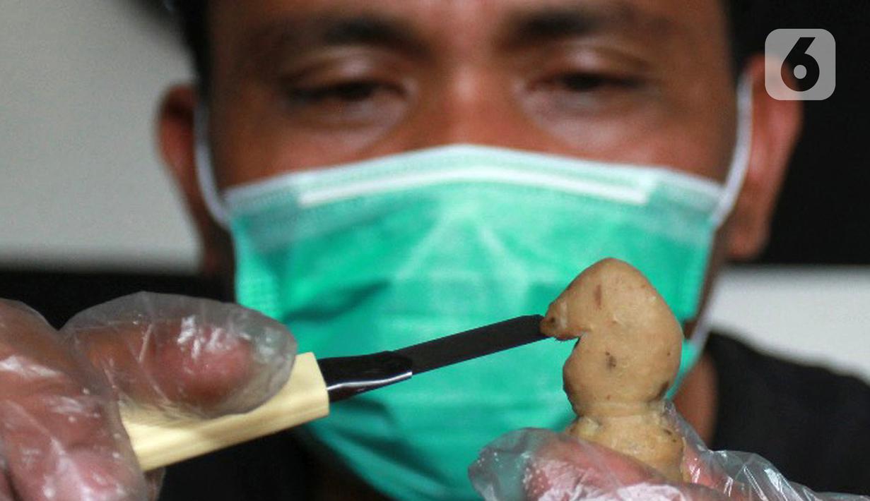 Jodi Purnama melakukan proses penyelesaian pembuatan bakso daging sapi yang berbentuk bidak catur di Bintaro, Senin  (18/11/2019). Jodi meyakini bakso daging sapi berbentuk bidak catur merupakan pertama kali yang ada di Indonesia maupun dunia.  (merdeka.com/Arie Basuki)