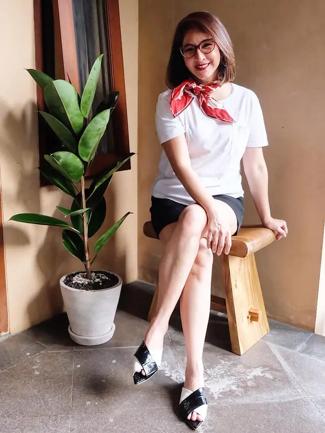 Jarang Tersorot, Ini 7 Potret Terbaru Novita Angie yang Hobi Berkebun