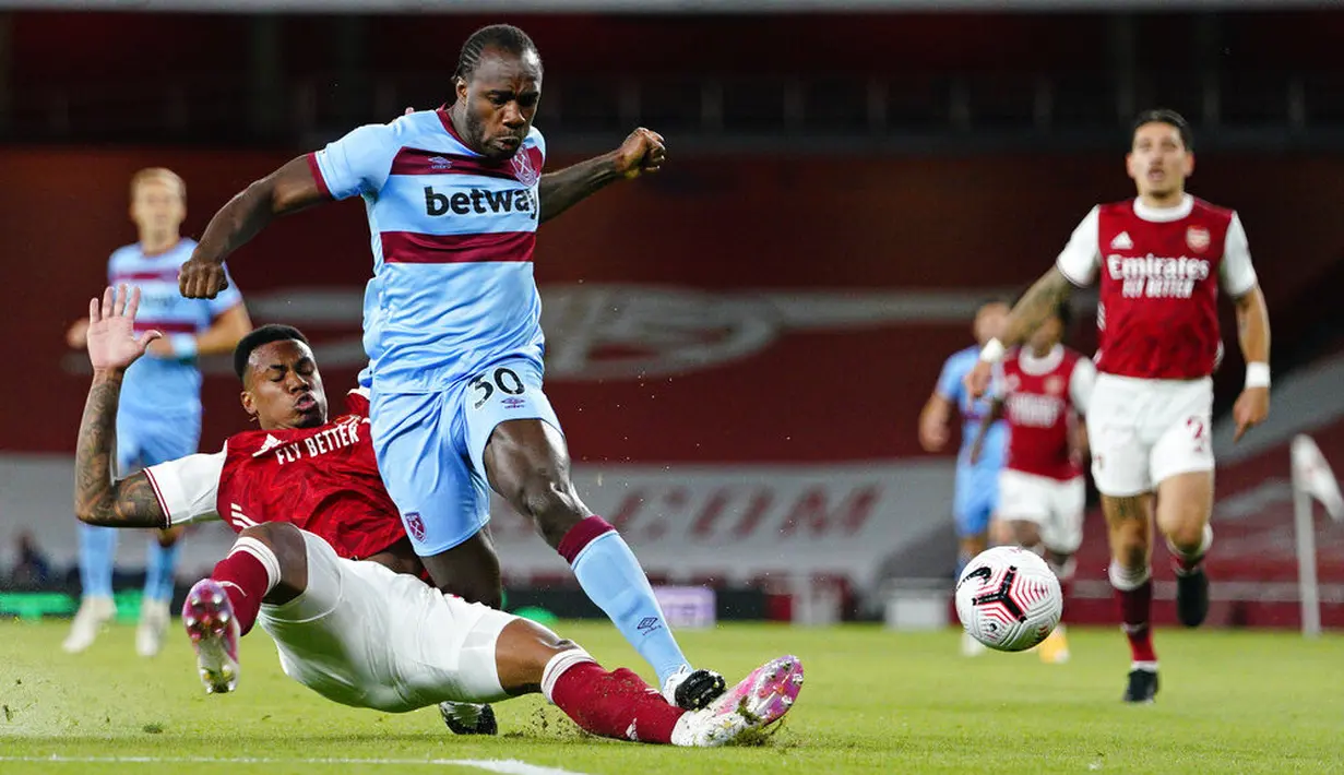 Pemain Arsenal, Gabriel, berebut bola dengan pemain West Ham United, Michail Antonio, pada laga Premier League di Stadion Emirates, Sabtu (19/9/2020). Arsenal menang dengan skor 2-1. (Will Oliver/Pool via AP)