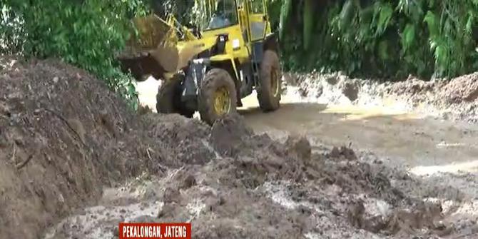 Jalan Penghubung 3 Kabupaten di Pekalongan Tertimbun Longsor Akibat Hujan Deras