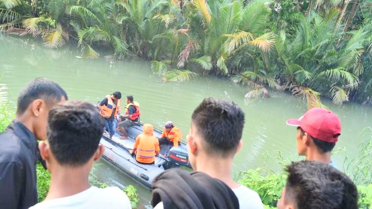 Warga sempat merekam saat korban diseret buaya yang menerkamnya keliling sungai