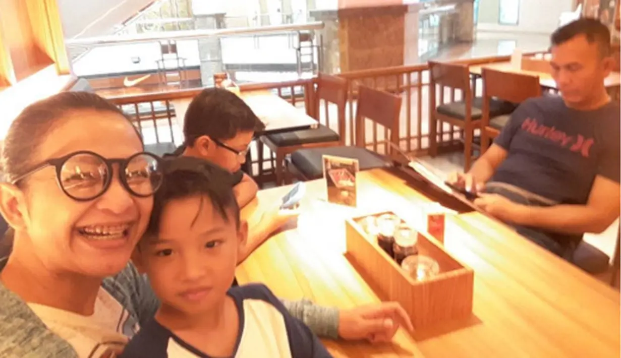 "Kami enggak pacaran. Dia orang yang bertanggung jawab sama hidupku. Bisa mengubah pola pikirku. Bang Abu satu-satunya yang berani ngajak aku susah," kata Gadis Sampul 1994 itu tertawa. (dok. Pribadi)