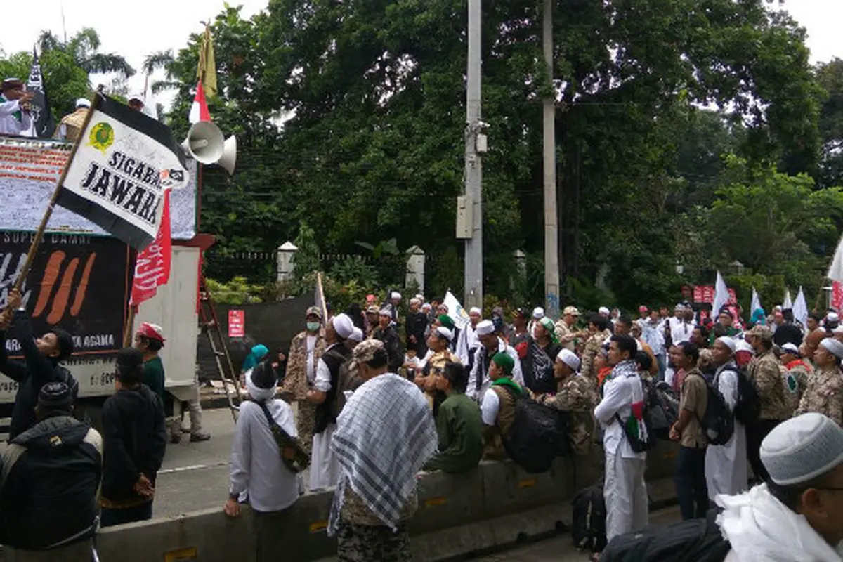 Massa Demo di Sidang Ke-10 Ahok