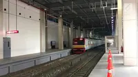 Kereta KRL melintas di Stasiun Sudirman Baru, Jakarta, Rabu (7/2). Longsor yang terjadi pada underpass di Jalan Perimeter Selatan Bandara Soekarno-Hatta membuat operasional kereta bandara harus dihentikan. (Liputan6.com/Immanuel Antonius)