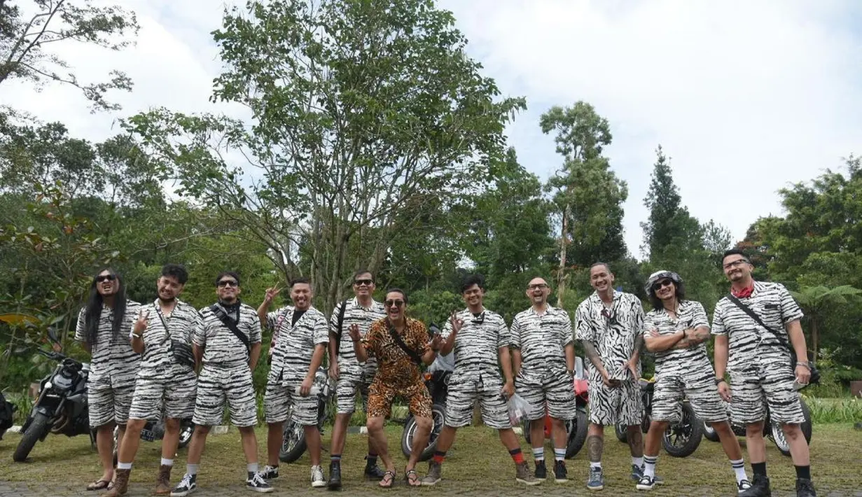 Serta kostum bertema Zebra dan Macan saat berwisata ke Taman Safari