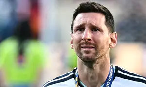 Kapten Argentina Lionel Messi menangis usai final Piala Dunia 2026. (AFP/Paul Ellis)