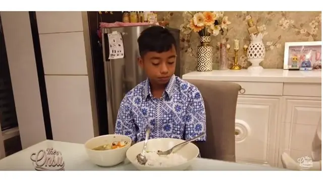 Ruang makan di apartemen Ruben Onsu terlihat rapi dengan didominasi warna putih dan krem.
