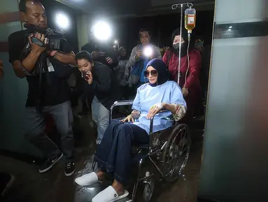 Samira Farahnaz atau yang biasa dikenal sebagai Dokter Detektif alias Doktif saat tiba di Mapolres Metro Jakarta Selatan, Kamis (22/1/2026). Samira Farahnaz atau yang biasa dikenal sebagai Dokter Detektif alias Doktif memenuhi panggilan penyidik Polres Metro Jakarta Selatan. (Kapanlagi.com/Budy Santoso)