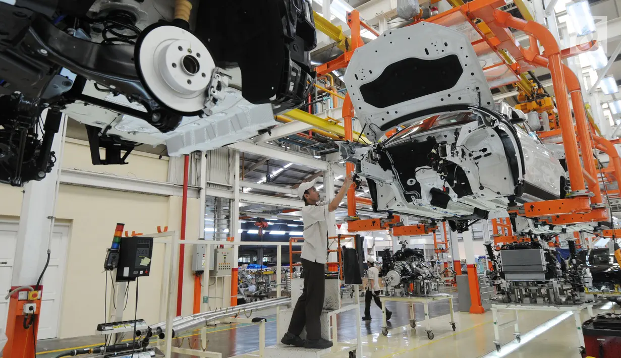 Pekerja merakit mobil All New BMW X3 xDriver20i di PT Gaya Motor, Sunter, Jakarta, Rabu (18/7). All New BMW X3 xDriver20i rakitan dalam negeri ditawarkan dengan harga Rp 1.009.000.000. (Merdeka.com/Dwi Narwoko)