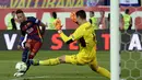Striker Barcelona, Neymar, mencetak gol setelah menaklukkan kiper Sevilla, Sergio Rico Gonzalez pada final Copa del Rey yang berlangsung di Vicente Calderon, Madrid, Minggu (22/5/2016). (AFP/Josep Lago)