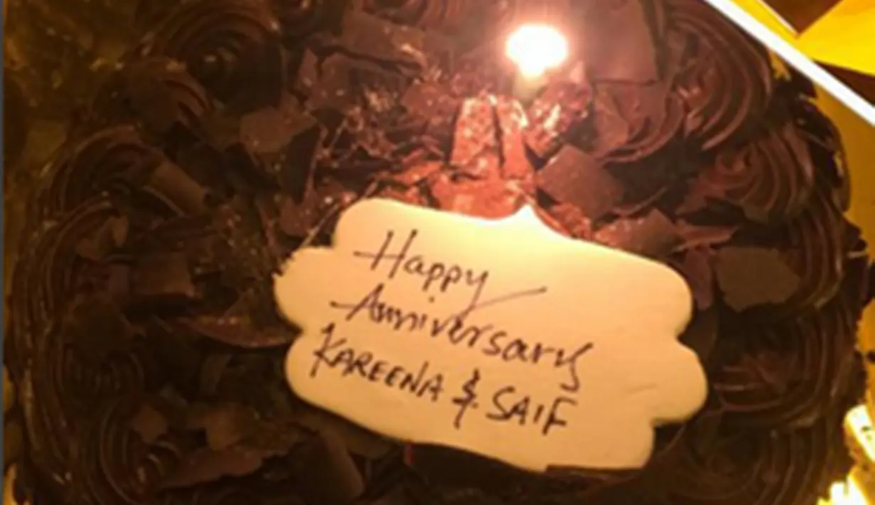 Di hadapannya terdapat tiga kue coklat bertuliskan `Happy Anniversary Kareena & Saif`. Jumlah kue tersebut melambangkan usia pernikahan Kareena dan Saif yang telah memasuki tahun ketiga. (Via Instagram/@kareena_kapoorkhan)