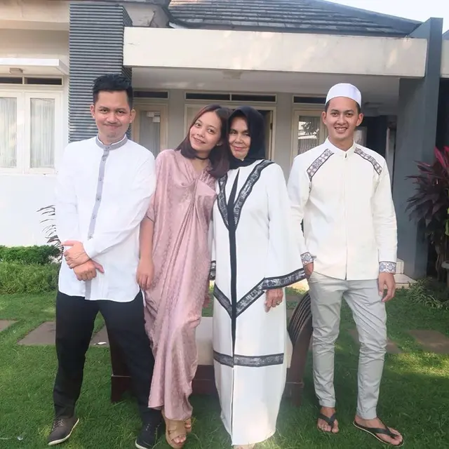 Saling Menguatkan, Ini 6 Potret Kebersamaan Kiki Farrel dan Dua Saudaranya