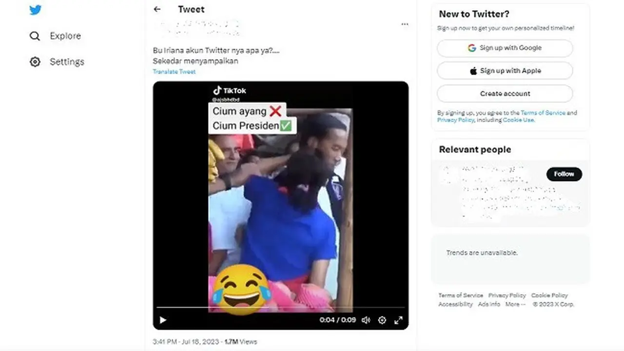 Sebuah video Presiden Jokowi hampir dicium emak-emak saat blusukan di sebuah pasar viral di media sosial (sumber: akun Twitter @WagimanDeep212_)