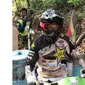 Graham Jarvis saat mengendarai motor penjual bakso pentol di sela perjalanannya saat adventure di daerah Banjarbaru, Kalimantan (IG:@gforcegarvis)