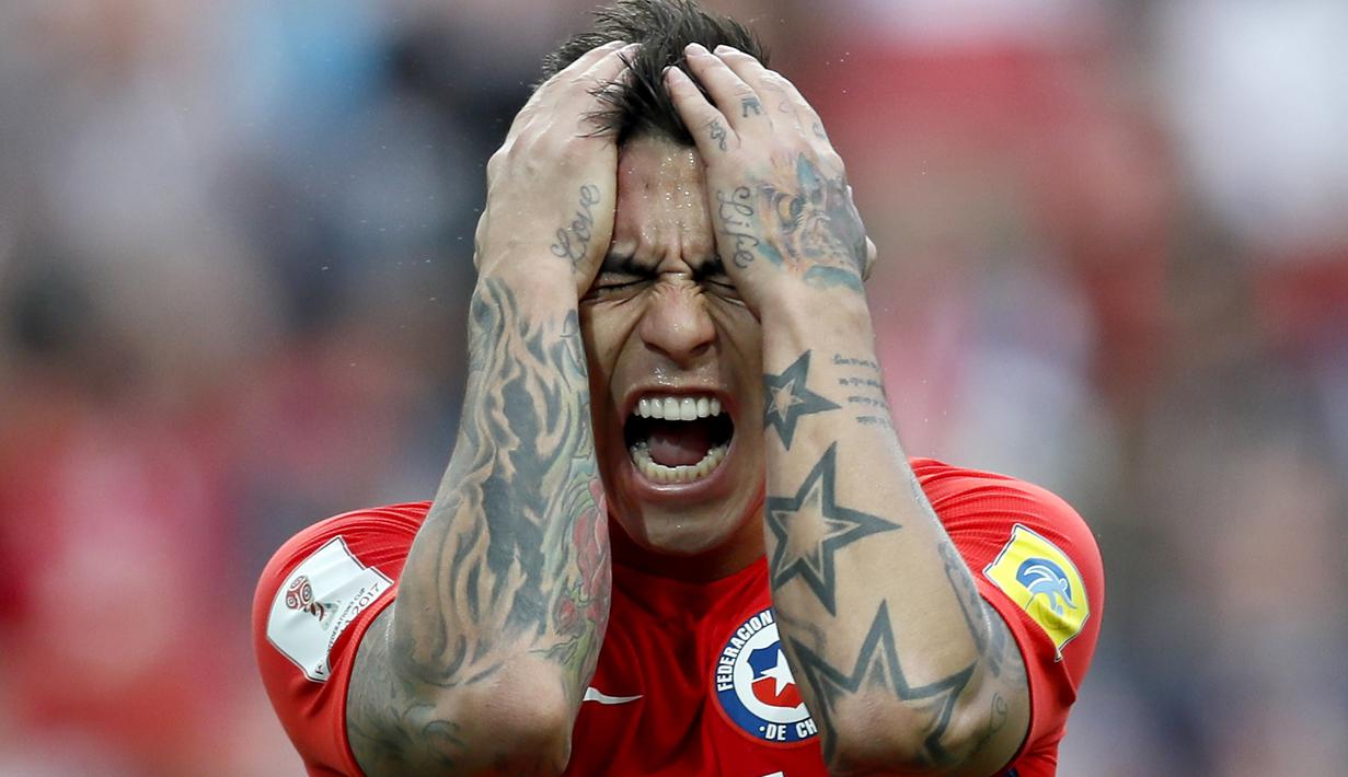 Stiker Cile,  Eduardo Vargas, tampak kecewa usai gagal mencetak gol ke gawang Australia pada laga Grup B Piala Konfederasi 2017 di Arena Otkrytiye, Moskow, Minggu (25/6/2017). Cile bermain imbang 1-1 dengan Australia. (EPA/Yuri Kochetkov)