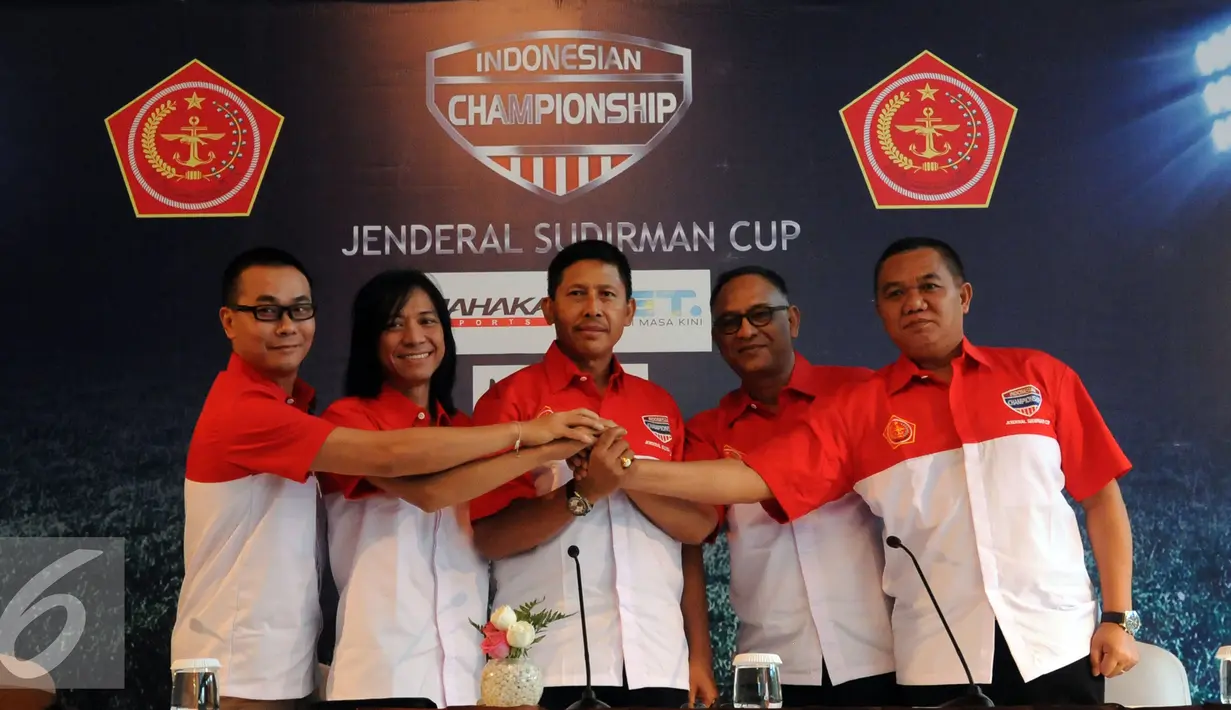 Kepala Penyelenggara turnamen Piala Jenderal Sudirman, Letjen TNI Agus Sutomo (tengah) bersalaman dengan penyelenggara di Jakarta, Jumat (6/11/2015). Turnamen akan berlangsung pada 10 November 2015 hingga 24 Januari 2016. (Liputan6.com/Helmi Fithriansyah)