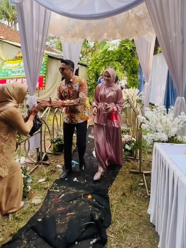 7 Momen Hengky Kurniawan Hadiri Pernikahan Warga, Seru Naik Motor di Jalan Persawahan