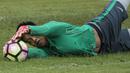Kiper Timnas Indonesia, Kurnia Meiga, menangkap bola saat berlatih di Lapangan SPH Karawaci, Banten, Sabtu (10/6/2017). Latihan ini merupakan persiapan jelang laga persahabatan melawan Puerto Rico. (Bola.com/Vitalis Yogi Trisna)