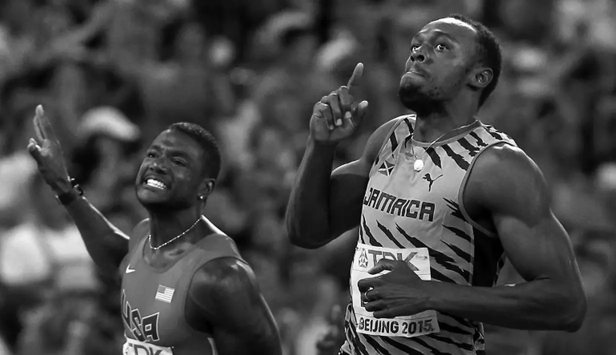 Ekspresi Usain Bolt (kanan) setelah memenangi lari 100m putra Kejuaraan Dunia Atletik 2015 di Stadion Nasional, Beijing, Tiongkok. (23/8/2015). (AFP Photo/Adrian Dennis)