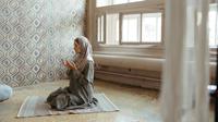 Ilustrasi muslimah, memanjatkan doa. (Foto oleh  Anastasia  Shuraeva: https://www.pexels.com/id-id/foto/wanita-muda-agama-dalam-ruangan-8749777/)