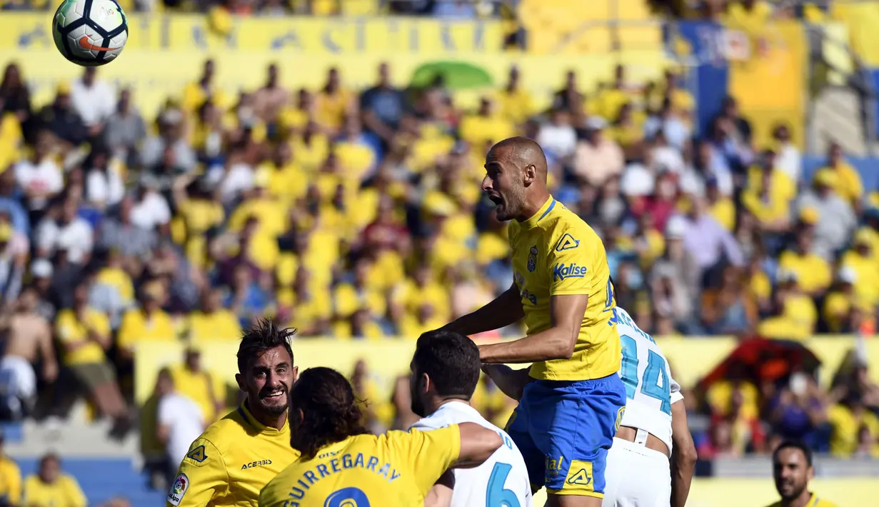 Pemain Las Palmas, Alejandro Galvez (atas) menghalau bola dari kejaran para pemain Real Madrid pada lanjutan La Liga Santander di Gran Canaria stadium, Canary island, (31/3/2018). Madrid menang 3-0. (AP/Lucas de Leon)