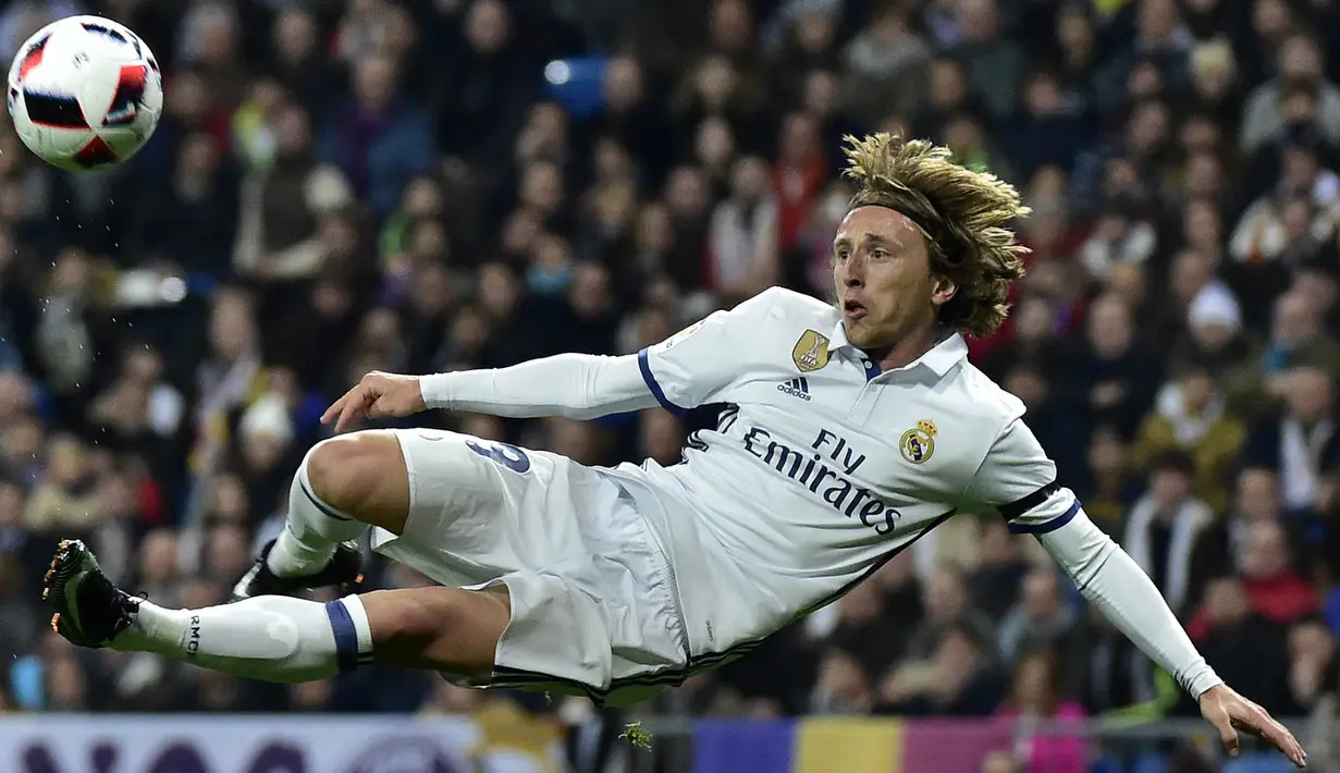 Gelandang Real Madrid, Luka Modric, berusaha membobol gawang Sevilla. Namun Los Blancos tetap tampil ganas dan membuat tamunya pulang dengan kekalahan telak. (AFP/Gerard Julien)